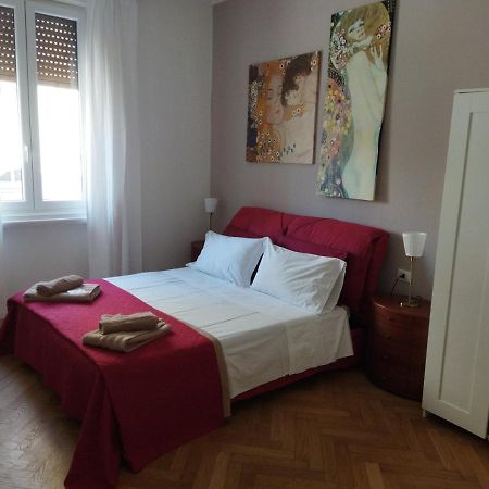 Piazza Goldoni Rooms Триест Екстериор снимка