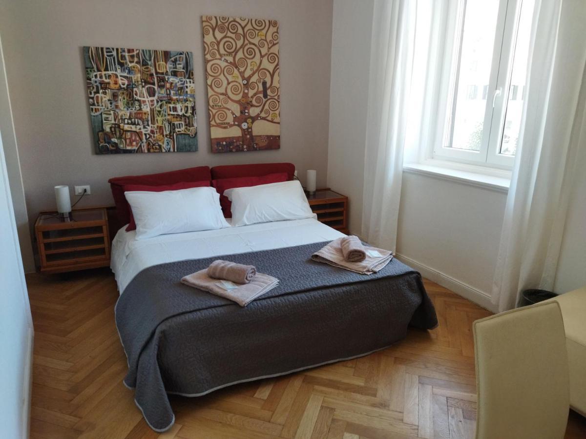 Piazza Goldoni Rooms Триест Екстериор снимка